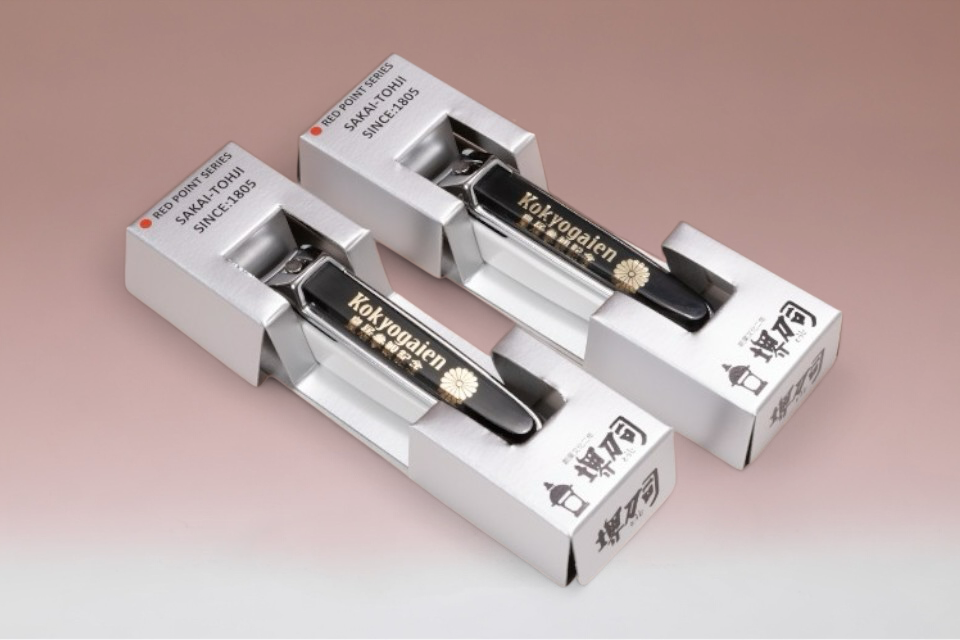 堺刀司 菊文入りホルダー付き爪切り : 知ろう遊ぼう 国民公園